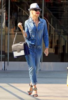 Gwen Stefani feet photo thumbnail