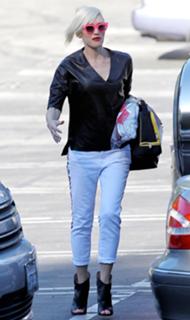 Gwen Stefani feet photo thumbnail