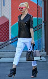 Gwen Stefani feet photo thumbnail