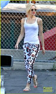 Gwen Stefani feet photo thumbnail