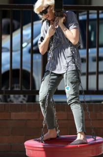 Gwen Stefani feet photo thumbnail