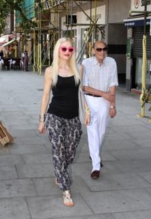 Gwen Stefani feet photo thumbnail