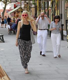 Gwen Stefani feet photo thumbnail