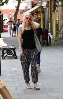 Gwen Stefani feet photo thumbnail
