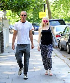 Gwen Stefani feet photo thumbnail