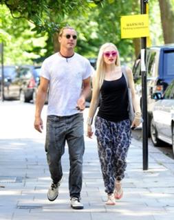 Gwen Stefani feet photo thumbnail