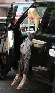 Gwen Stefani feet photo thumbnail