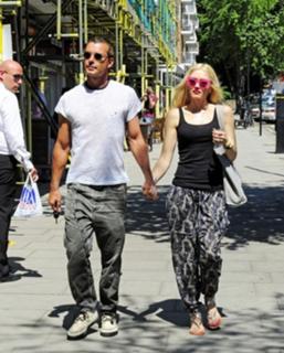 Gwen Stefani feet photo thumbnail