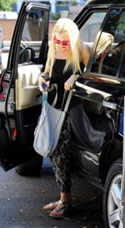 Gwen Stefani feet photo thumbnail