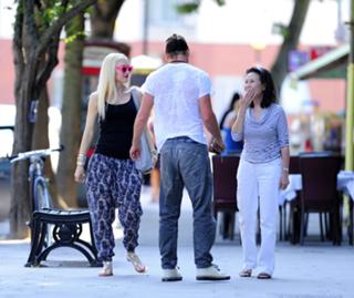 Gwen Stefani feet photo thumbnail