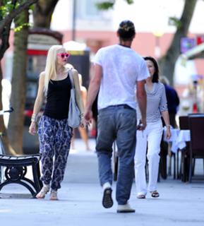 Gwen Stefani feet photo thumbnail