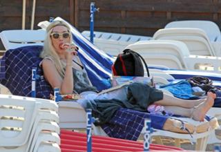 Gwen Stefani feet photo thumbnail