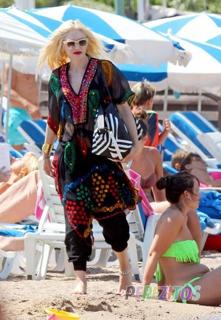 Gwen Stefani feet photo thumbnail