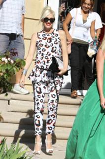 Gwen Stefani feet photo thumbnail