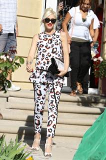 Gwen Stefani feet photo thumbnail