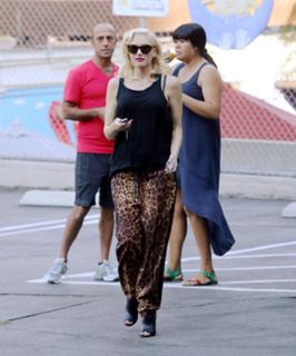 Gwen Stefani feet photo thumbnail