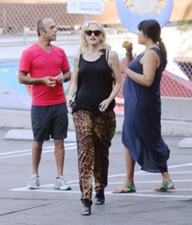 Gwen Stefani feet photo thumbnail