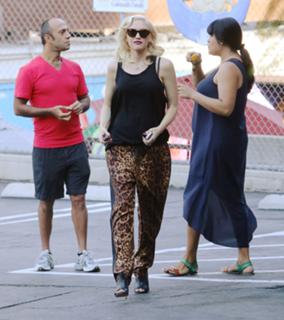 Gwen Stefani feet photo thumbnail