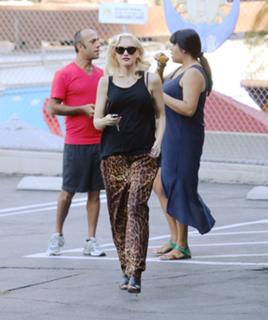 Gwen Stefani feet photo thumbnail