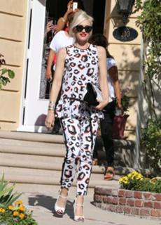 Gwen Stefani feet photo thumbnail