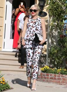 Gwen Stefani feet photo thumbnail