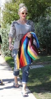 Gwen Stefani feet photo thumbnail