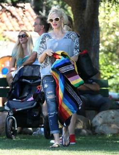 Gwen Stefani feet photo thumbnail