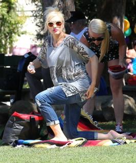 Gwen Stefani feet photo thumbnail