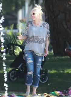 Gwen Stefani feet photo thumbnail