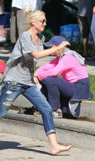 Gwen Stefani feet photo thumbnail