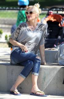 Gwen Stefani feet photo thumbnail