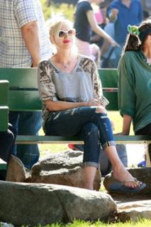 Gwen Stefani feet photo thumbnail