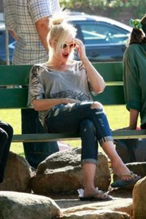 Gwen Stefani feet photo thumbnail