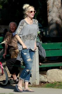 Gwen Stefani feet photo thumbnail