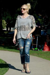 Gwen Stefani feet photo thumbnail