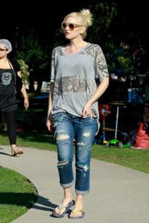 Gwen Stefani feet photo thumbnail