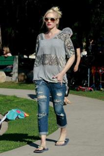 Gwen Stefani feet photo thumbnail