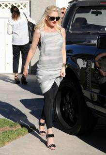 Gwen Stefani feet photo thumbnail