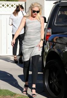 Gwen Stefani feet photo thumbnail