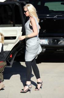 Gwen Stefani feet photo thumbnail