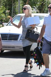 Gwen Stefani feet photo thumbnail