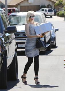 Gwen Stefani feet photo thumbnail