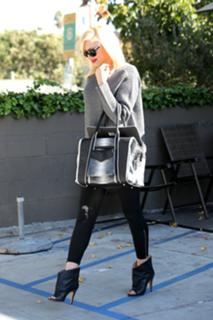 Gwen Stefani feet photo thumbnail