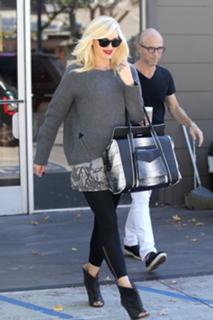 Gwen Stefani feet photo thumbnail