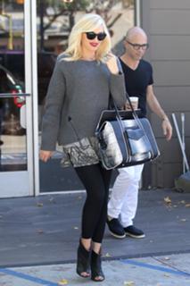 Gwen Stefani feet photo thumbnail