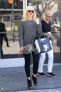 Gwen Stefani feet photo thumbnail