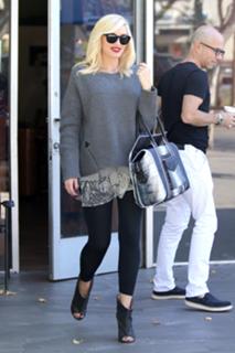 Gwen Stefani feet photo thumbnail