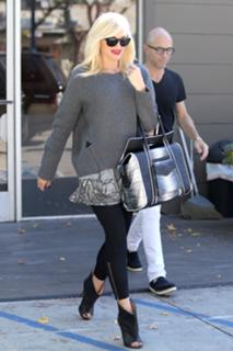 Gwen Stefani feet photo thumbnail