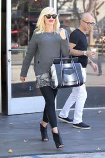 Gwen Stefani feet photo thumbnail