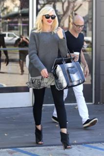 Gwen Stefani feet photo thumbnail